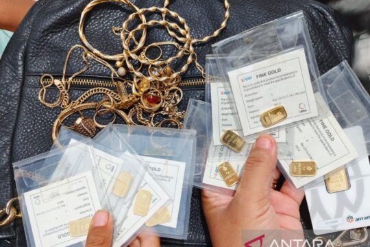 Harga Emas Hari Ini: Kompak Turun, Simak Daftarnya