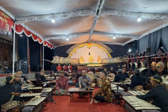 Sumanto Ajak Masyarakat Nikmati Lakon Wayang Kulit Secara Berurutan