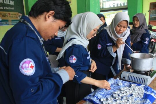 Edukasi Pengelolaan Limbah Minyak Jelantah oleh HMP Kesmas UMS untuk Cegah Pencemaran