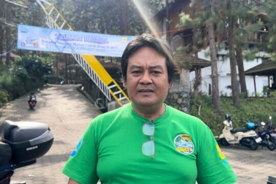 Maman Suparman Menjelajahi Separuh Indonesia dengan Sepeda Motor Listrik