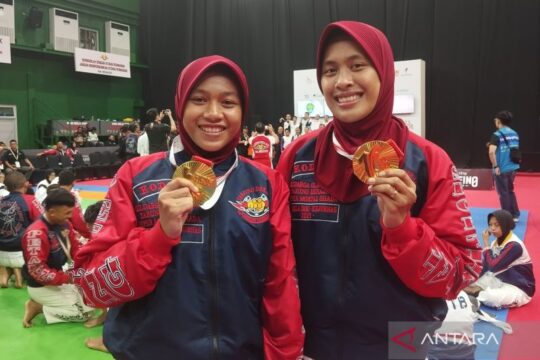 Kakak Adik dari Kalbar Raih Emas di Tarung Derajat PON Bela Diri