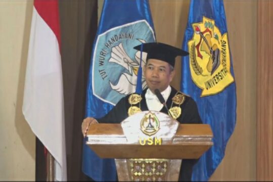 Rektor USM Menerima Penghargaan Tokoh Berprestasi Indonesia 2025