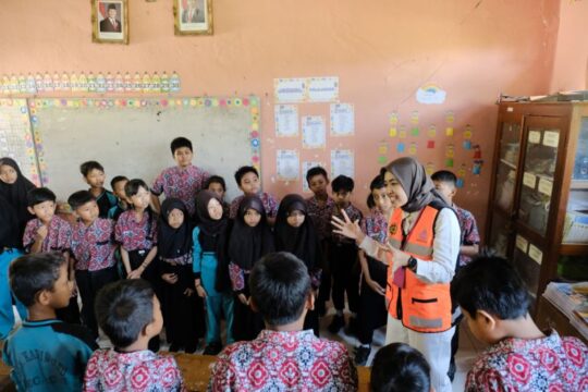 Semen Gresik Ajak Siswa SDN Kawidono Rembang Semangat Belajar dalam Program SG Goes To School