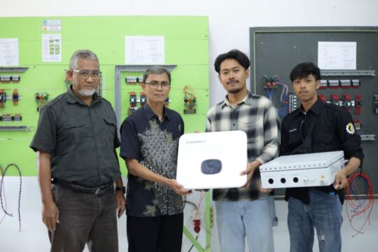 Alumni Teknik Elektro UMS Hibahkan Alat Inverter untuk Praktikum Energi Terbarukan