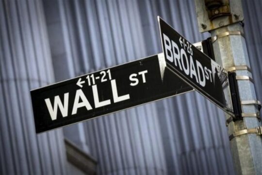 Indeks Wall Street Berakhir Beragam: Ringkasan dan Analisis