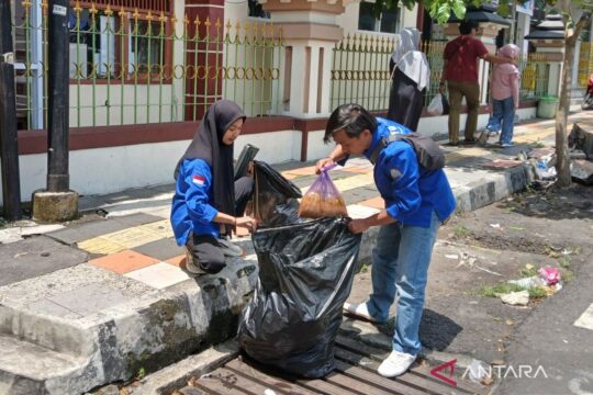 Mahasiswa Temanggung di Salatiga Beraksi Bersihkan Sampah di Alun-Alun