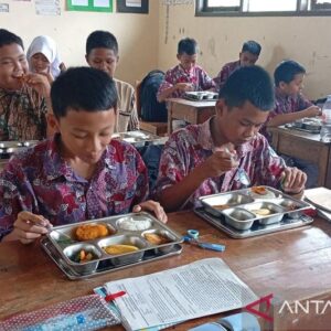 Senyum Ceria Anak Bobotsari Melalui Program Makan Bergizi Gratis