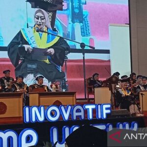 Kursi Roda Tak Menghalangi Eprisa Raih Gelar Sarjana