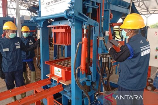 Menata Harapan Melalui Cetakan Batako di Nusakambangan