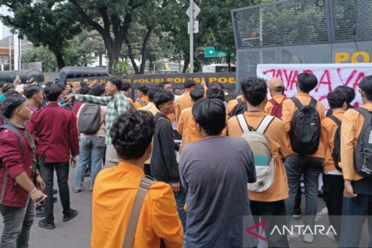 Mahasiswa Aksi Unjuk Rasa di Jalan Medan Merdeka Selatan Menyoroti Satu Tahun Pemerintahan Prabowo