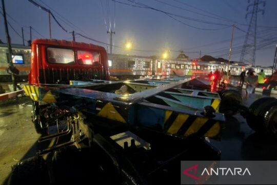 KA Harina Tabrak Truk di Kaligawe Semarang: Kecelakaan Kereta Terbaru