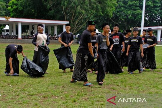 Santri Bersihkan Sampah di Alun-Alun Temanggung Usai Apel HSN