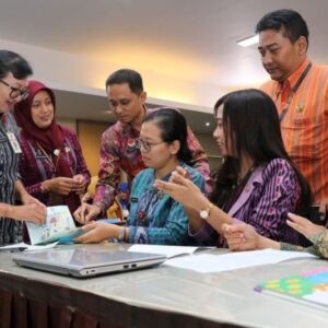 Buku Pop-up dengan QR Code: Mendorong Literasi dan Numerasi di Semarang