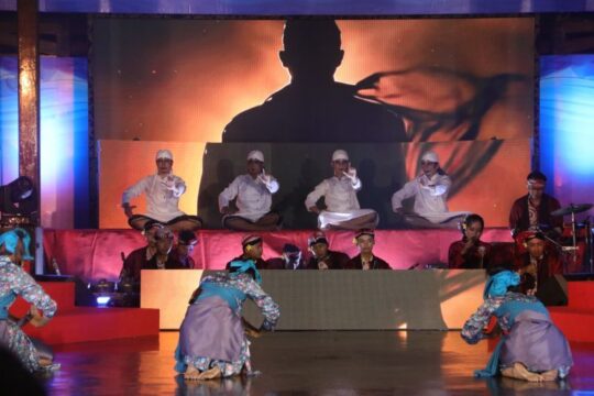 Duta Seni Kota Tegal Memukau di Anjungan Jateng TMII