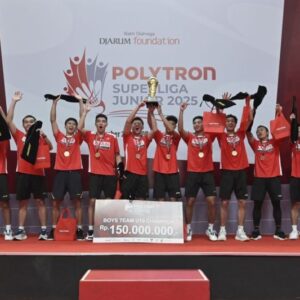 PB Djarum Juara di Superliga dengan Piala Sigit Budiarto dan Liem Swie King
