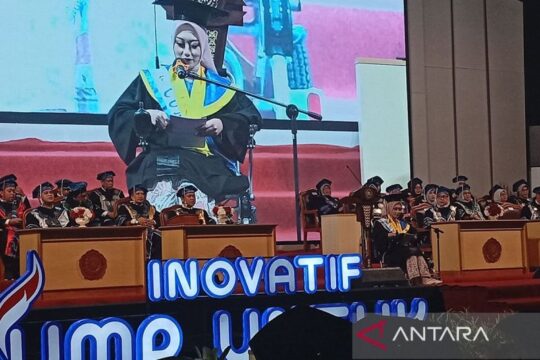Eprisa Nova Rahmawati: Keterbatasan Tak Halangi Meraih Gelar Sarjana
