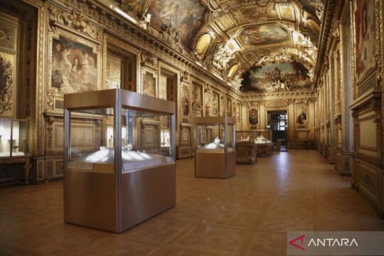 Penangkapan Pencuri di Museum Louvre Prancis