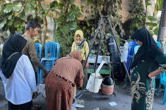 Mewujudkan Lingkungan Bersih dan Ekonomis di Kerten Bersama Tim Psikologi UMS