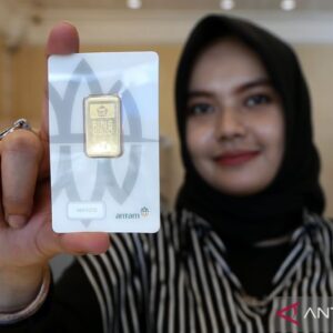 Harga Emas Antam Merosot di Awal Pekan