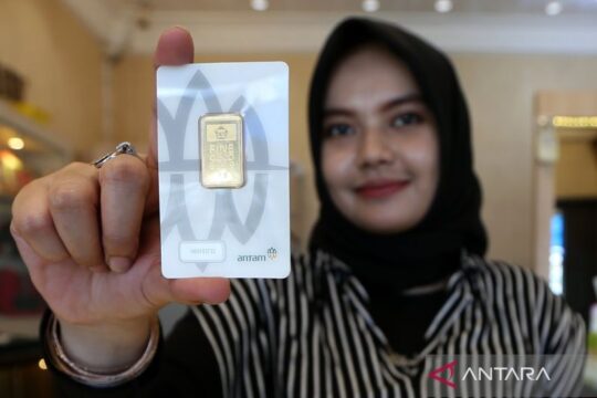 Harga Emas Antam Merosot di Awal Pekan