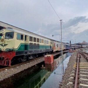 Hujan Deras Mengakibatkan Jalur Rel Stasiun Semarang Tawang-Alastua Tergenang