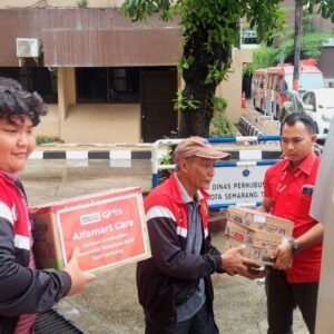 Alfamart Berikan Bantuan untuk Warga Terdampak Banjir di Semarang