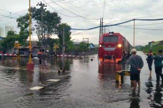 Kereta Api Daop 7 Madiun Terdampak Banjir Semarang