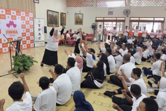 178 Siswa YPAC Semarang Terima Bantuan Kursi Khusus dan Perlengkapan Sekolah