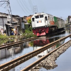 KAI Hentikan Pengalihan Jalur Selatan Setelah Banjir di Semarang Berkurang