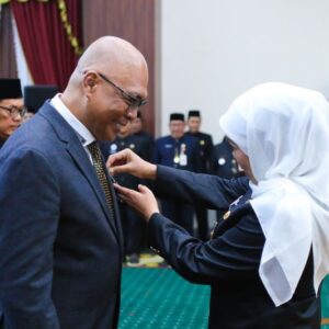 Khofifah Berikan Lencana Jer Basuki Mawa Beya kepada Akhmad Munir