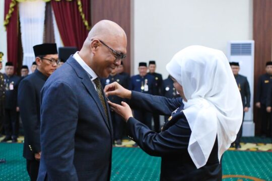 Khofifah Berikan Lencana Jer Basuki Mawa Beya kepada Akhmad Munir