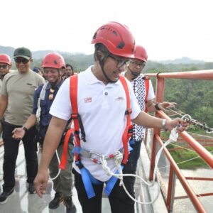 Jembatan Kaca Tinjomoyo Semarang: Destinasi Wisata Baru yang Menarik