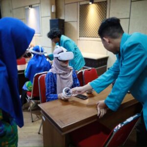 Uji Coba VR dan Pelatihan Media Sosial oleh Tim Peneliti UMS