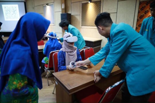 Uji Coba VR dan Pelatihan Media Sosial oleh Tim Peneliti UMS
