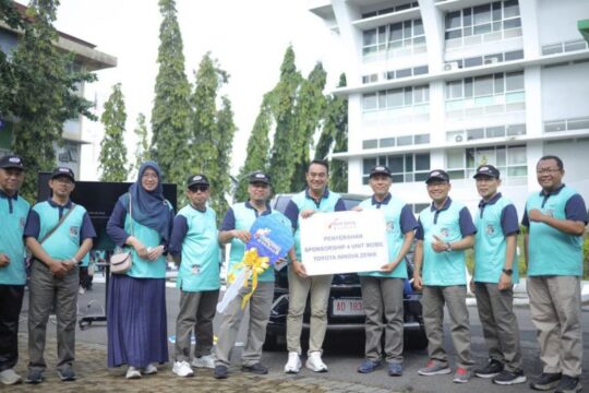 UMS Terima Empat Unit Mobil dari Bank Jateng Syariah untuk Operasional Kampus