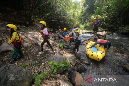 Pengalaman Seru Susur Kali Pusur dengan Kano Karet di Klaten