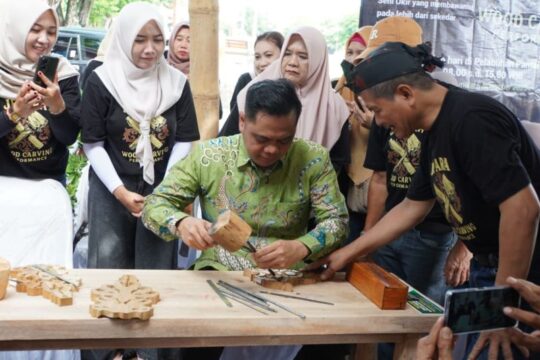 Jepara Wood Carving Performance: Menyelami Keindahan Seni Ukir di Pantai Kartini