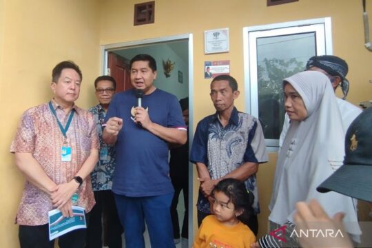 Menteri Maruarar Sirait Serahkan RSLH Bantuan Perusahaan Swasta di Kudus