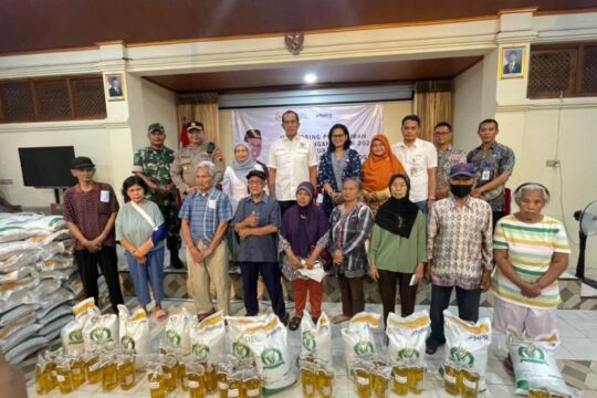 Bulog Surakarta Salurkan Bantuan Pangan Beras dan Minyak di Solo Raya