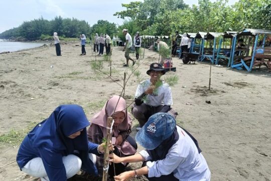 Aksi Bersih Pantai dan Penanaman Pohon oleh Mahasiswa