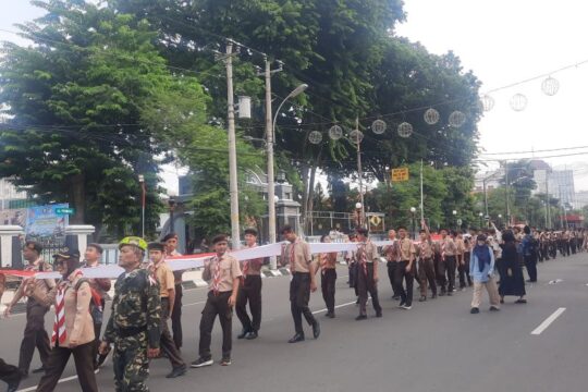 Kirab Merah Putih 1.945 Meter Memperingati Hari Pahlawan di Semarang