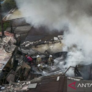 Kebakaran Pabrik Vulkanisir Ban di Genuk Semarang, Petugas Damkar Kerahkan Empat Mobil