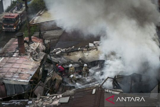 Kebakaran Pabrik Vulkanisir Ban di Genuk Semarang, Petugas Damkar Kerahkan Empat Mobil
