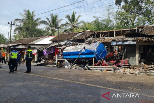 Larangan Truk Sumbu Tiga Melintas di Kalijambe Purworejo
