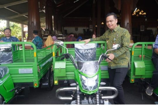 Pemkab Jepara Serahkan Kendaraan Pengangkut Sampah untuk Perkuat Desa Mandiri Sampah