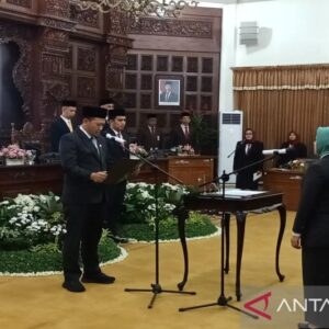 Pelantikan Anggota Dewan Antar Waktu oleh Ketua DPRD Batang