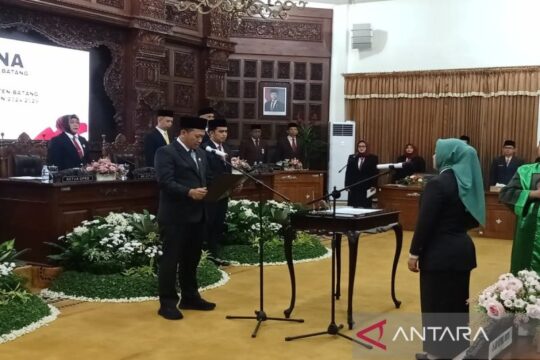 Pelantikan Anggota Dewan Antar Waktu oleh Ketua DPRD Batang