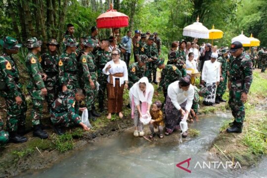 Taruna Akmil Tebar Benih Ikan di Sungai Sileng untuk Lingkungan yang Lebih Baik