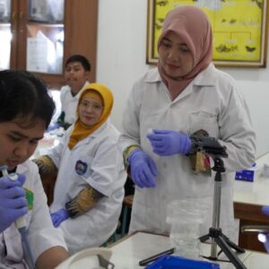 Pelatihan Ekstraksi DNA dan Elektroforesis untuk Guru Biologi di UMS