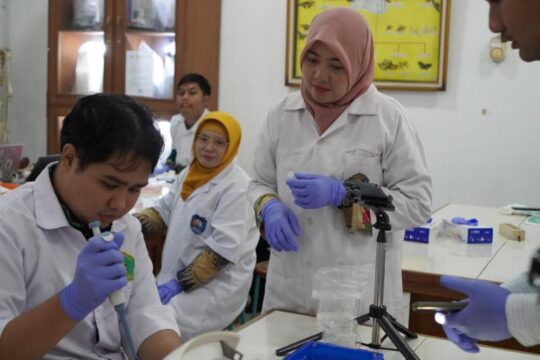 Pelatihan Ekstraksi DNA dan Elektroforesis untuk Guru Biologi di UMS